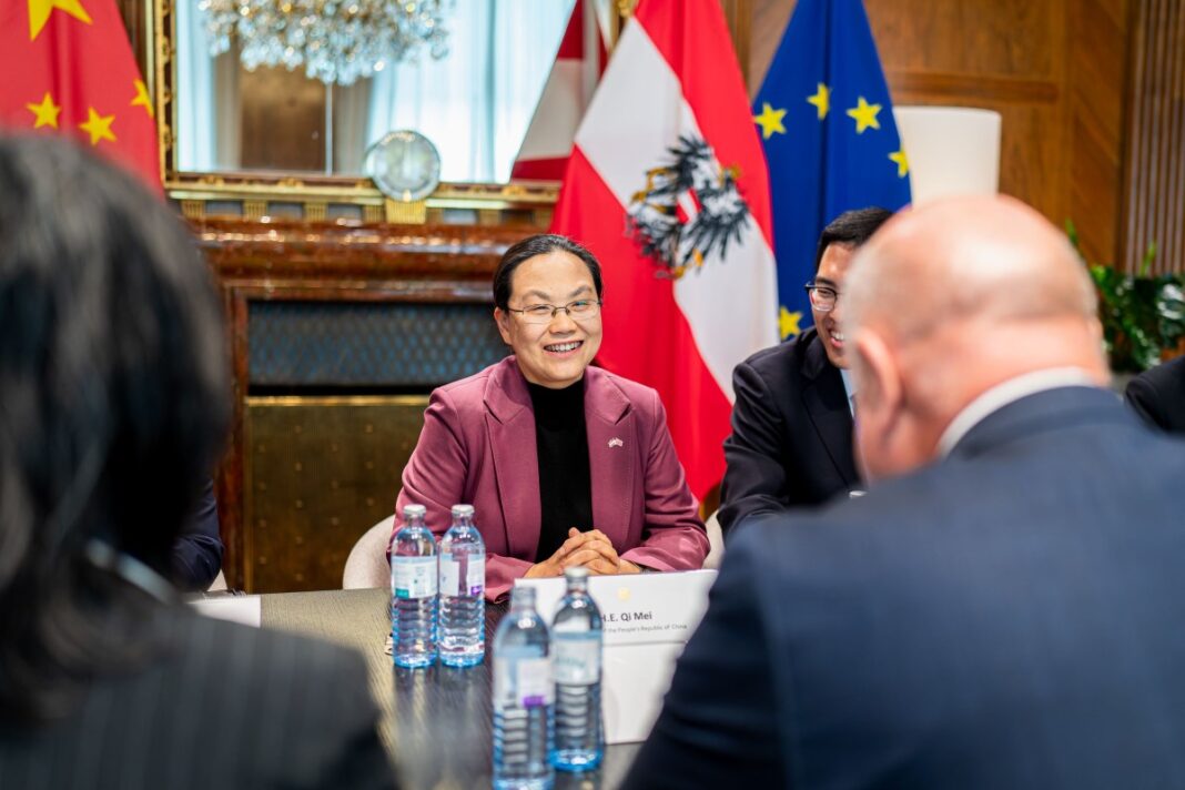 Austrian Federal Chancellor Christian Stocker (right) received the Ambassador of the People's Republic of China Qi Mei (center) for a working meeting at the Federal Chancellery